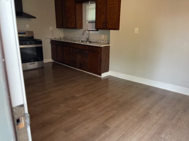 Building Photo - 213 Munson St