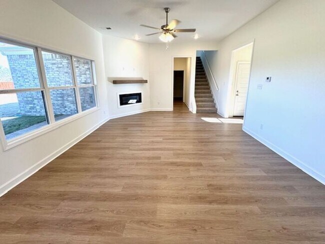 Foto del edificio - Now Leasing A 5 Bedroom 3 Bath Home In Somerville.