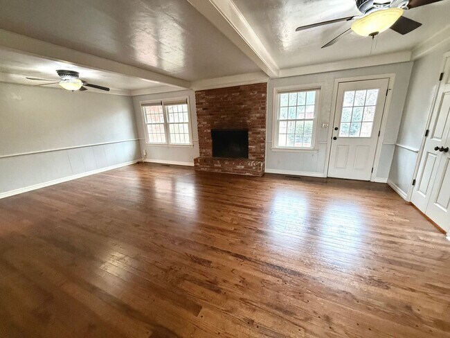 Building Photo - Beautiful 2BD 1BA Corner-Lot Home in the Village!!!