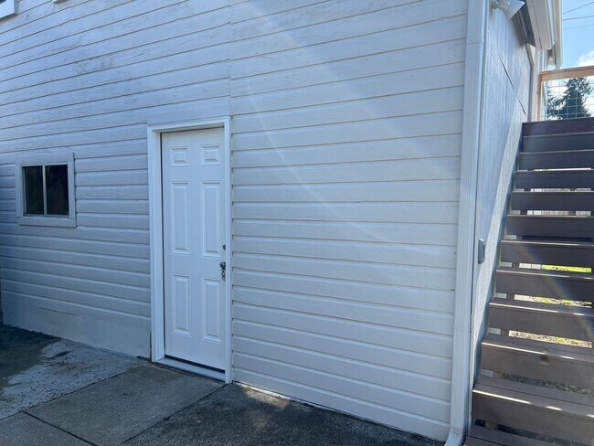 Foto del edificio - Freshly remodeled 1 bedroom upstairs apart...