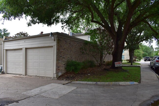 Foto del edificio - 6501 Gambier Ln