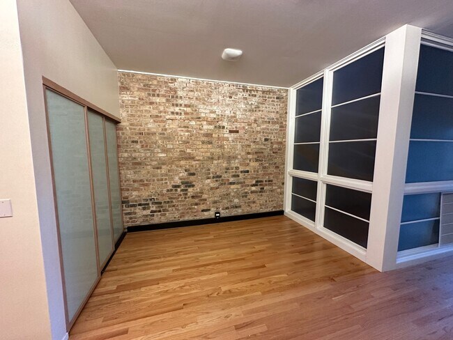 Building Photo - 3021 N Lincoln Ave