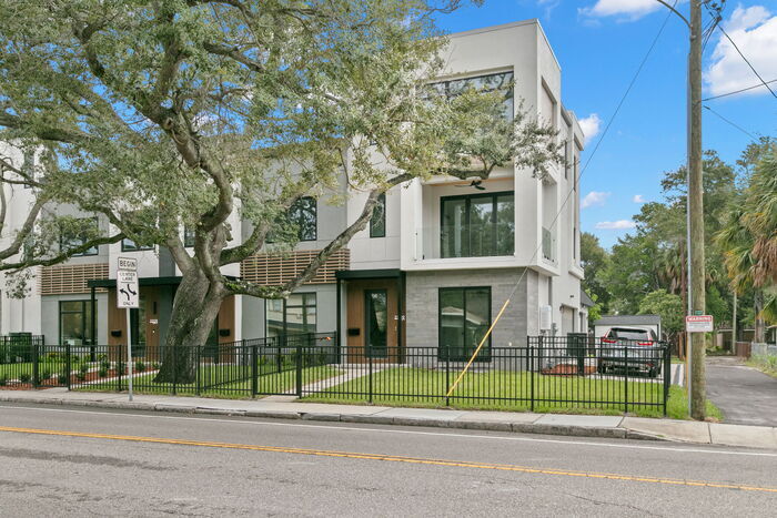 Foto principal - LIKE NEW Luxury Townhome For Rent in Tampa...