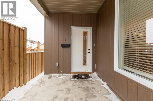 Building Photo - 2 Pipers Green Ct