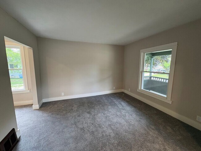 Building Photo - Three bedroom 1 1/2 bathroom home for rent