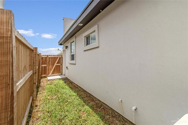 Building Photo - 803 Sugar Gdn Dr