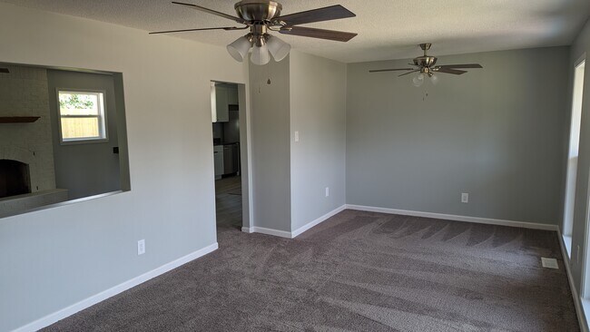 Building Photo - 206 Mockingbird St
