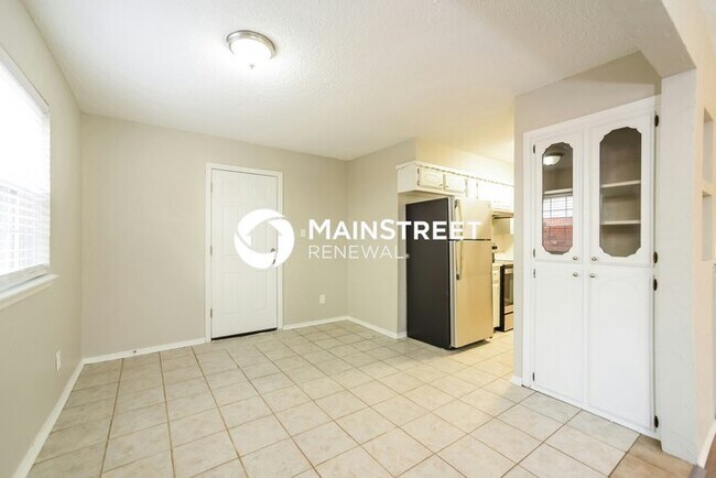 Building Photo - 3 Bedroom Pet-Friendly Home in YUKON, OK with Main Street Renewal
