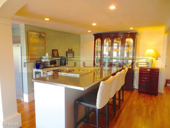 Building Photo - 3 br, 2 bath  - 242 Beacon St Apt 8
