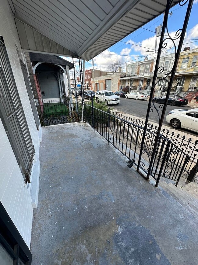 Building Photo - Fully renovated 3 Bed, 1 bath row home