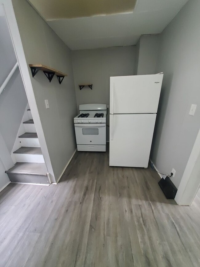 Building Photo - 2 bedroom / 1 bath 1.5 story home in Rock ...
