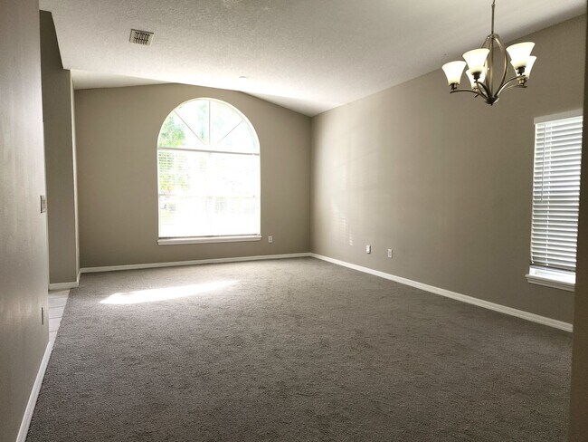 Foto del edificio - Spacious Home on Quiet Street with Lake View