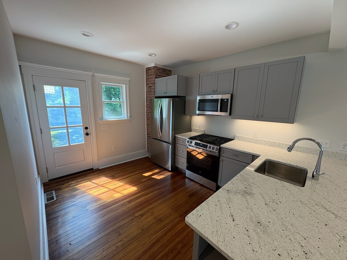 Open kitchen & private side entrance - 28 Dean St