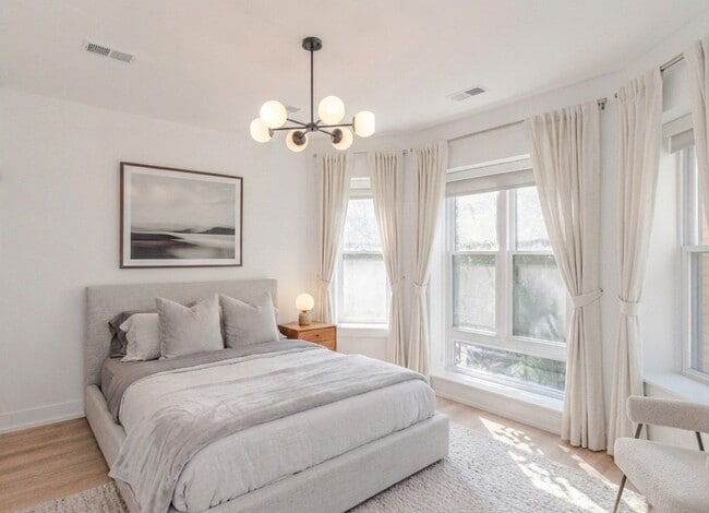 Foto del edificio - 2256 N Sawyer Ave