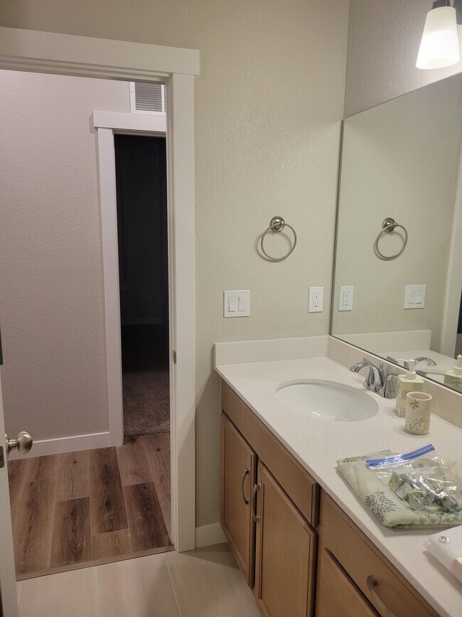 Bathroom 2 - 914 Schlagel St
