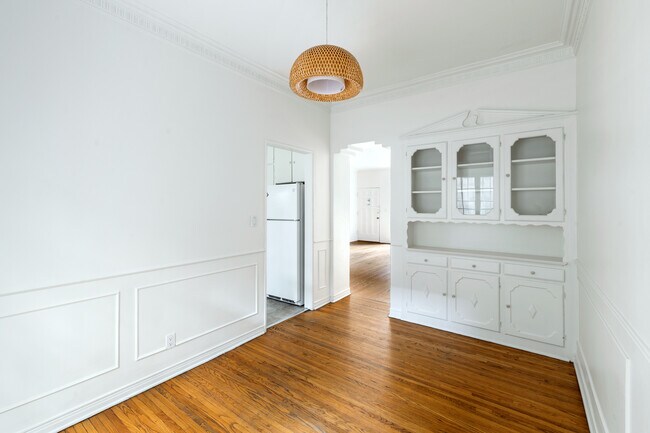 Dinning room - 2101 N Beachwood Dr