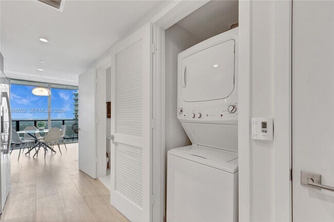 Foto del edificio - 121 NE 34th St
