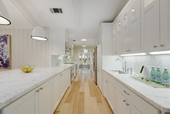 Building Photo - 9304 Spring Hollow Dr