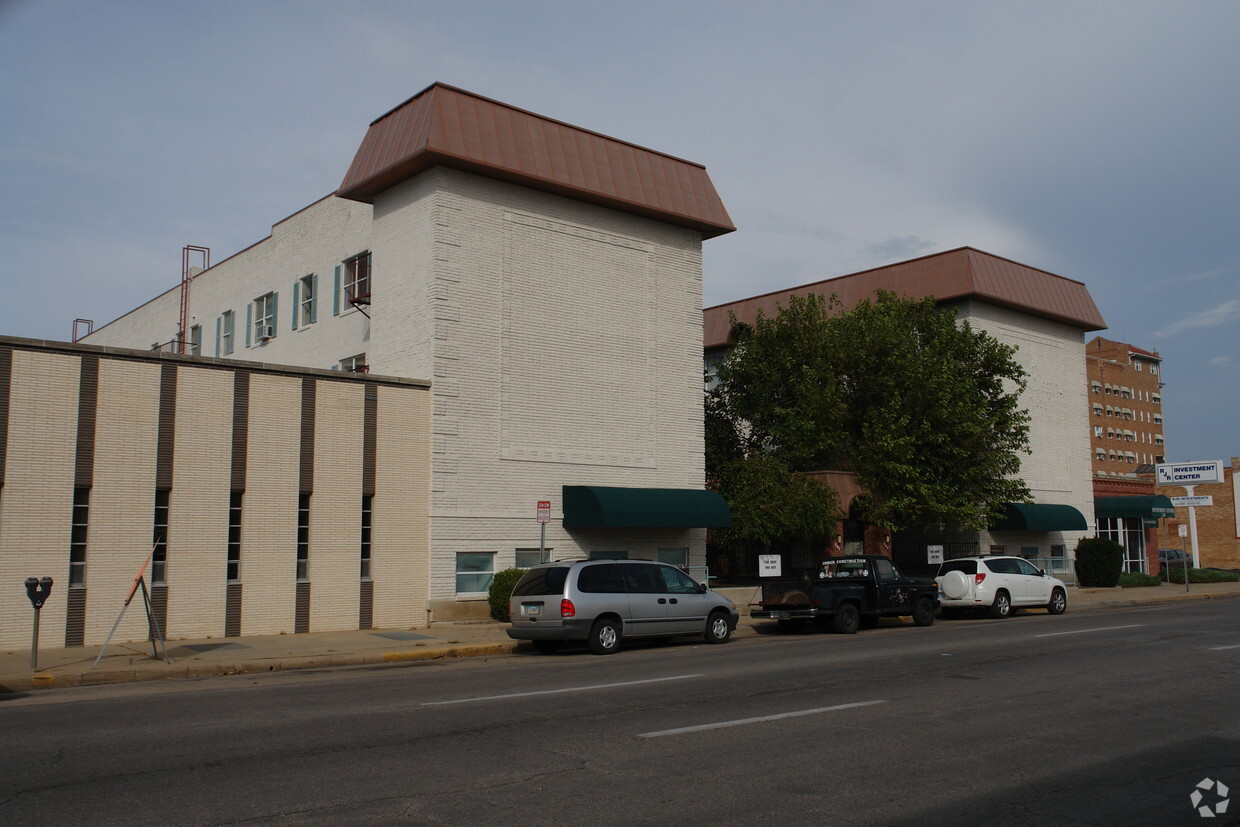 Primary Photo - 207 N Emporia St