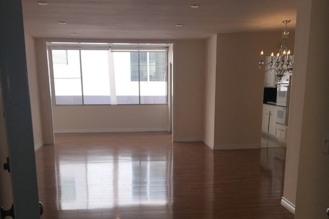 Foto del edificio - 237 N Almont Dr