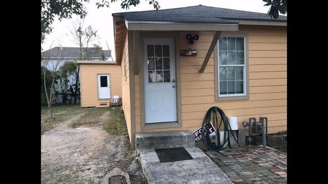 Building Photo - 413 N Live Oak St