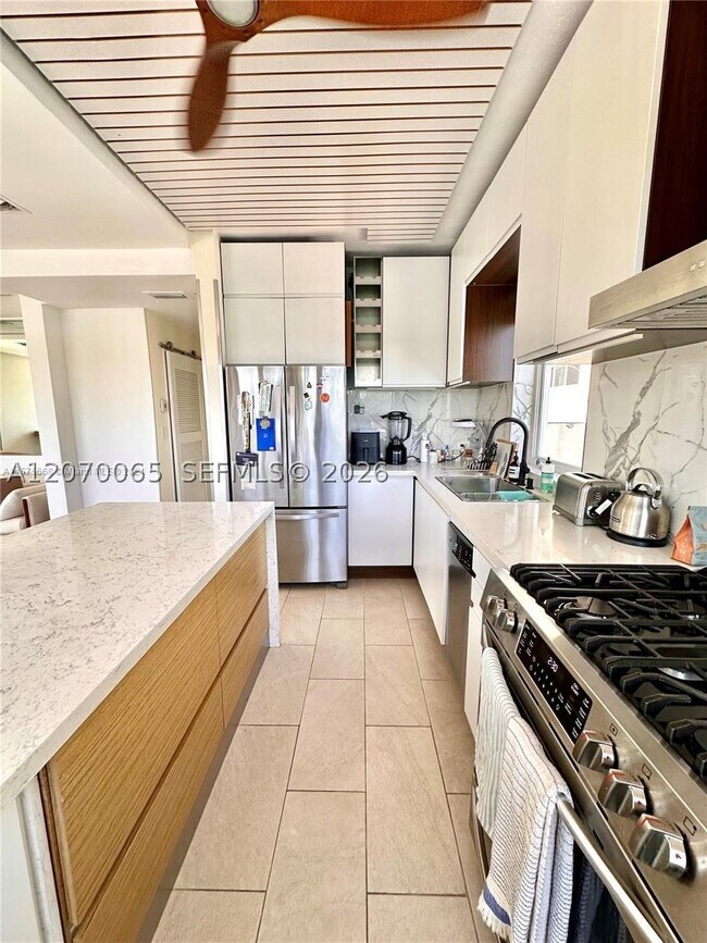 Foto del edificio - 4710 Pine Tree Dr