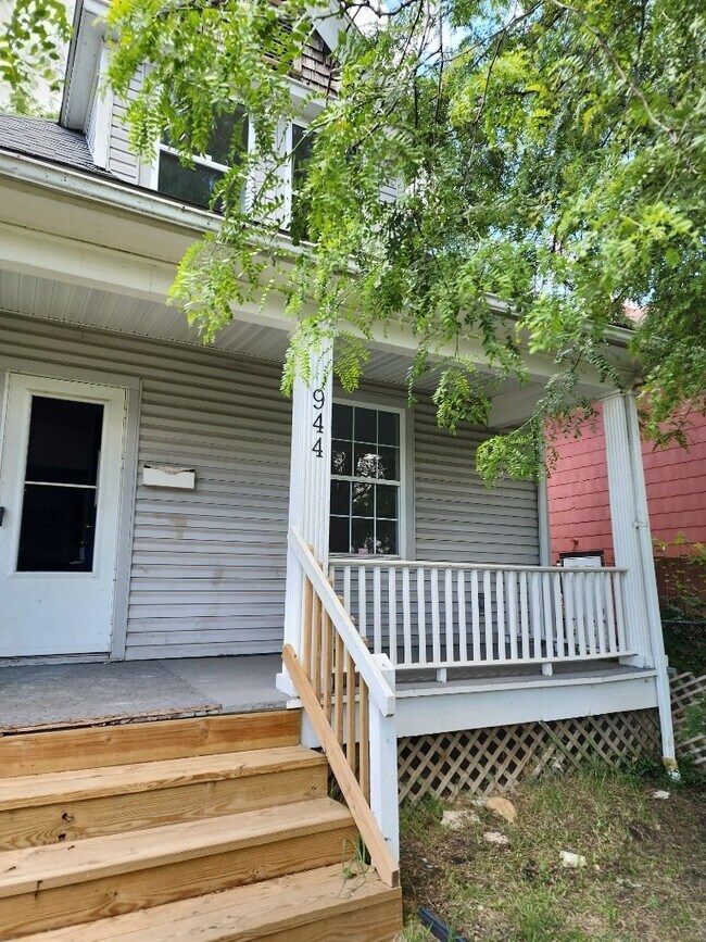 Building Photo - 944 E 13th Ave