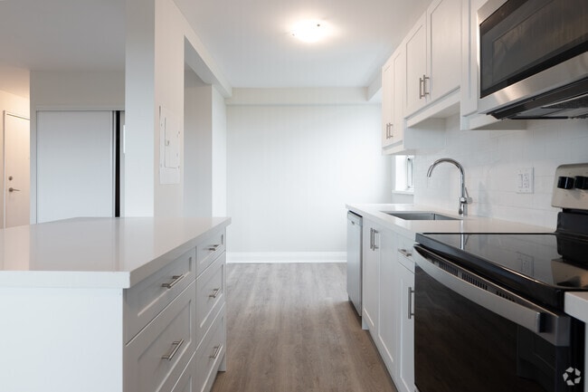2BR, 1BA - 889SF - Kitchen - 1640 Lawrence