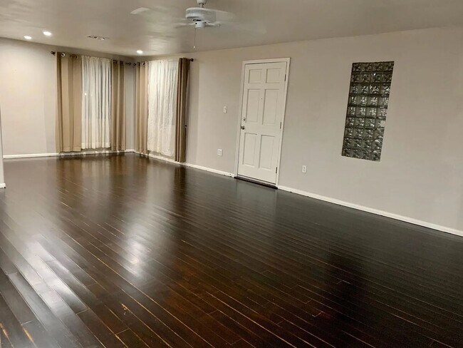 Building Photo - Single story 3 bedroom home within walking...