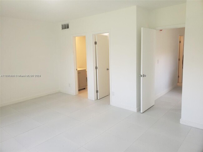 Building Photo - 4761 N Pine Island Rd