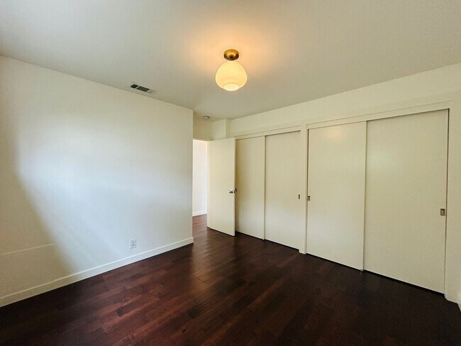 Foto del edificio - Spacious One Bedroom + Den Backhouse! In Unit Laundry! Prime Location!