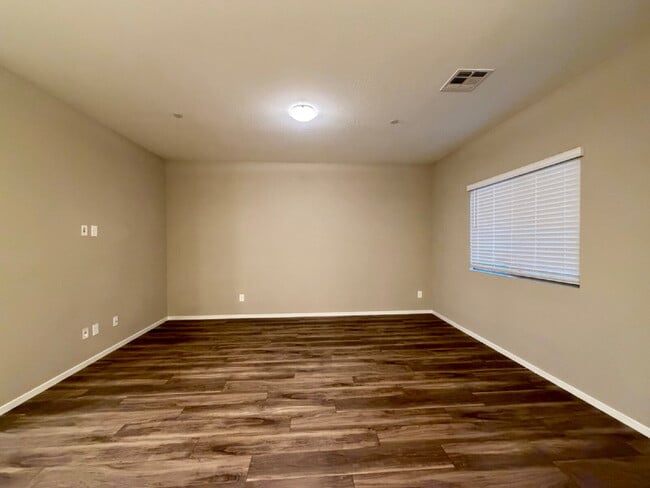 Building Photo - GATED 3 BED 2.5 BATH TOWNHOUSE IN NORTH LAS VEAGS FOR RENT!