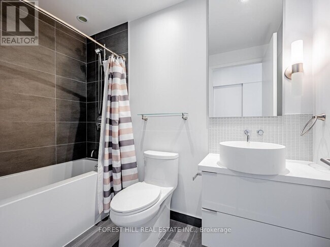 Photo du bâtiment - 185 Roehampton Ave