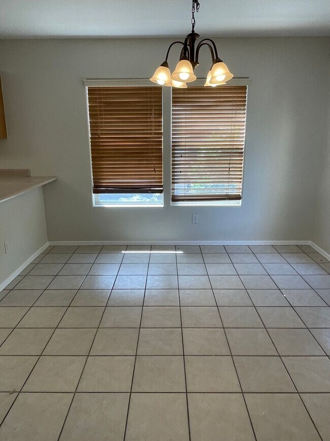 Building Photo - Great 3 bedroom, 2 bath home located right...