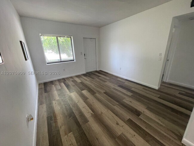 Building Photo - 11301 Peachtree Dr
