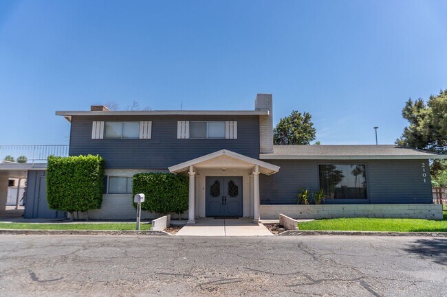 Building Photo - Spacious 3-Bedroom, 4-Bath Vintage Home wi...