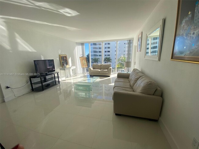 Foto del edificio - 10275 Collins Ave