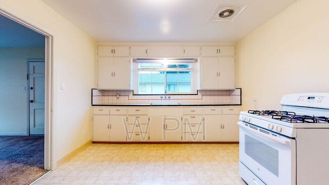 Building Photo - 117 Pierson St