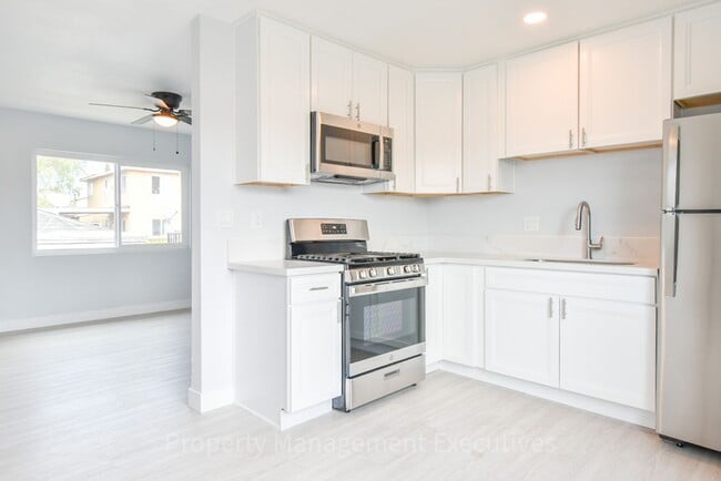 Building Photo - Remodeled 2 Bedroom, 1 Bath Apartment