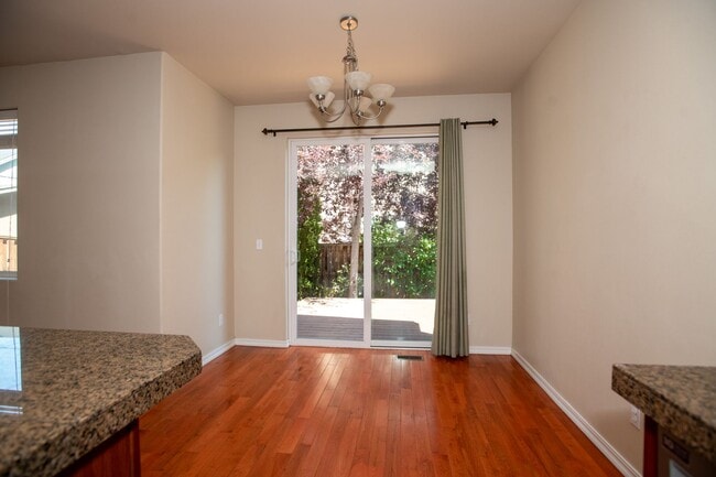 Building Photo - Light and Bright Beautiful 3 bedroom Home!
