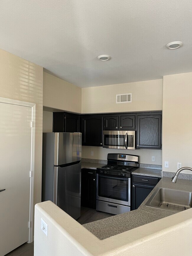 Building Photo - 3400 Cabana Dr
