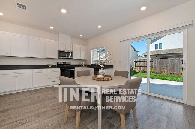 Building Photo - Newer Built Roseville Home with Great Amen...