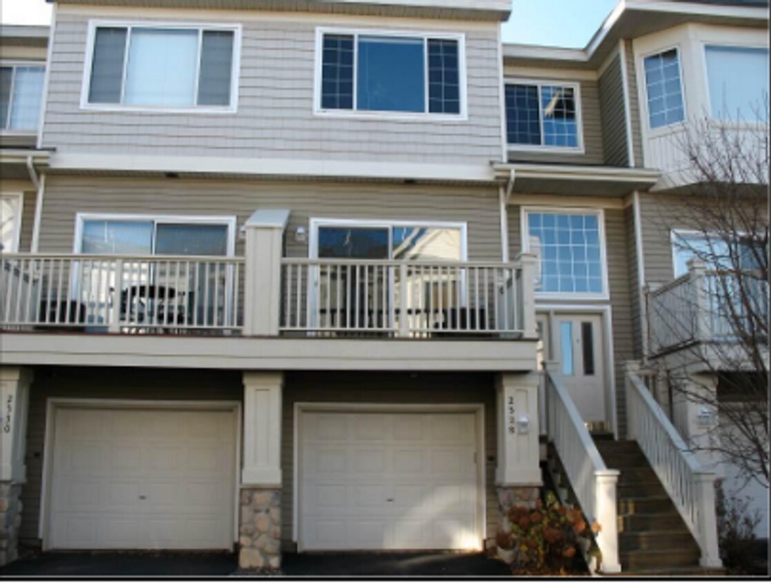 Foto principal - Light and bright! 2 BR, 1.5 BATH Woodbury ...