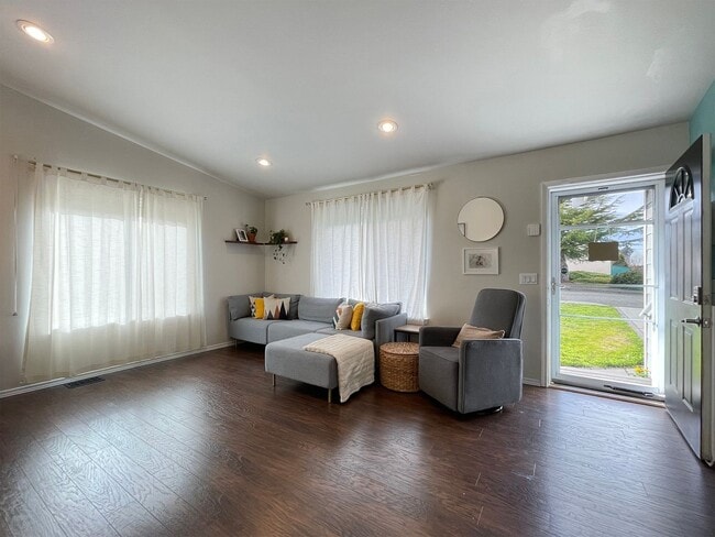 Building Photo - Adorable Home For Lease in Sequim