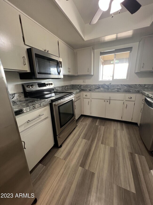 Building Photo - 4050 E Cactus Rd