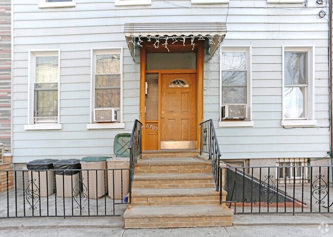 Building Photo - 6709 Forest Ave