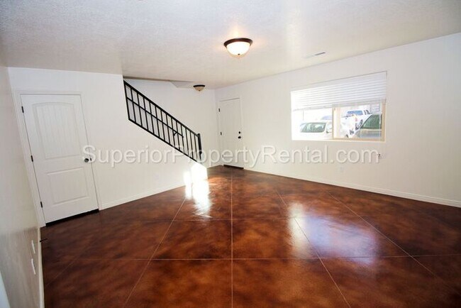 Foto del edificio - 3 bed, 2.5 bath town house *Internet Included