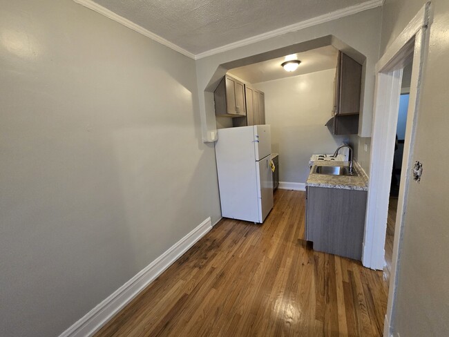 Building Photo - 3412 W Montrose Ave