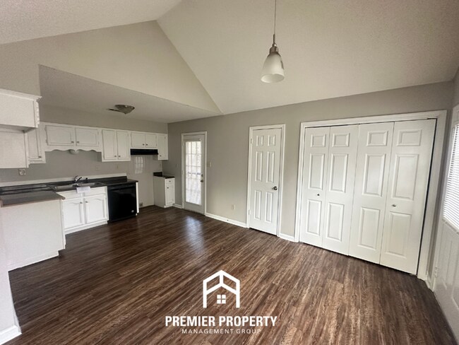 Foto del edificio - Charming 3BR/2BA Memphis Home with Vaulted Ceilings, Fireplace & Fenced Yard