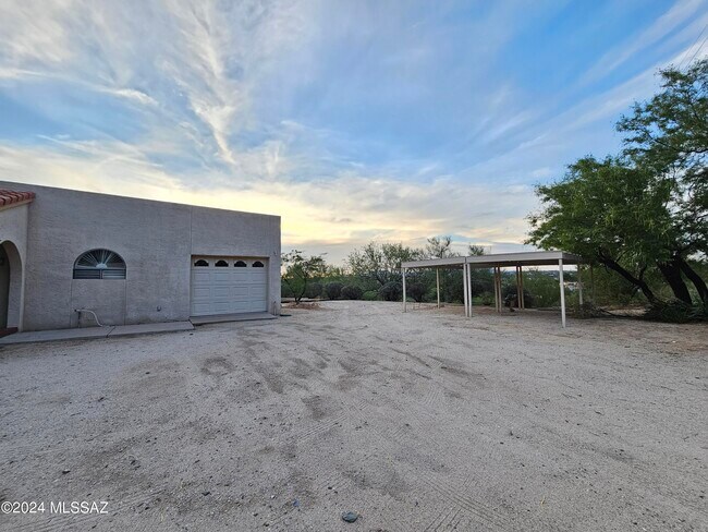 Building Photo - 9651 N Calle Loma Linda